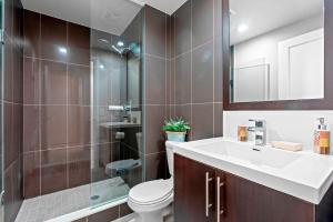 Koupelna v ubytování Fabulous Toronto 2Br 2Ba Condo Free parking Pool Gym + 12 fotografií