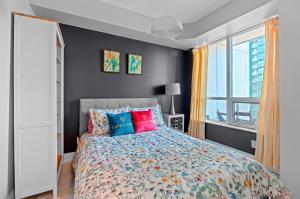 Postel nebo postele na pokoji v ubytování Fabulous Toronto 2Br 2Ba Condo Free parking Pool Gym