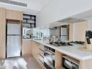 cocina grande con electrodomésticos de acero inoxidable en Bright Airy Stay Apartment, en Sídney