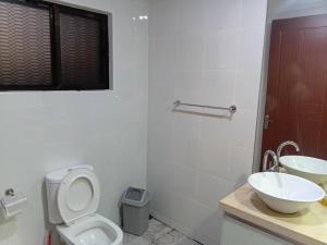 une salle de bain avec toilettes et lavabo dans l'établissement Large 4 Bedroom 5 Bed Villa in Sonaisali Rd, Nadi, à Nadi
