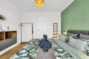 Un dormitorio con una cama y una habitación con una escalera. en BNB Guthaus Retreat with balcony, en Koliba