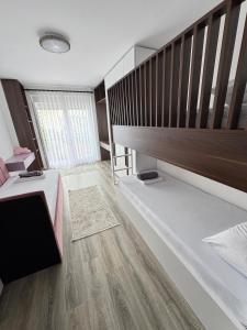 Фотография из галереи Tradition & Comfort Apartment в городе Kosovo Polje +16 фотографий