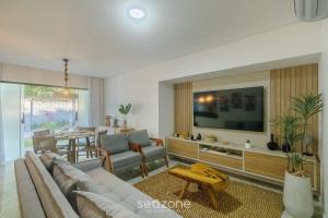 a living room with a couch and a table at Estadia completa com piscina e a 350m da Praia PRY in Porto Seguro