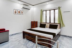 a bedroom with a bed and a window at Hotel O Ujala Guest House in Varanasi