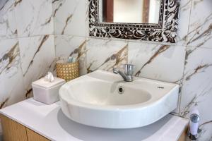 Ένα μπάνιο στο Rostin Mesari Villa +28 φωτογραφίες