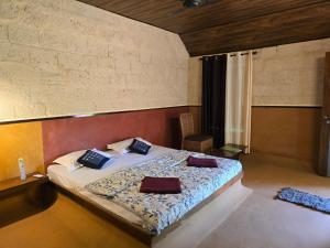 Postel nebo postele na pokoji v ubytování Tamra river edge stay