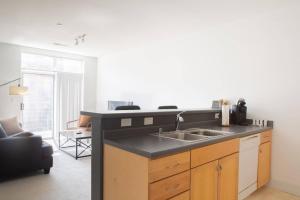 Η κουζίνα ή μικρή κουζίνα στο Spacious Third Ward Apt Near Summerfest with Balcony