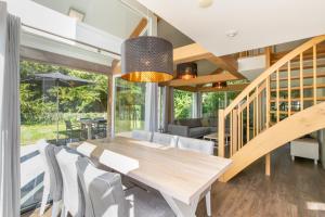 a dining room with a table and chairs at Welcome in - Zonnedorp 23 Zeeland Huis Renesse: Luxe Strandvakantie | Dichtbij Noordzee in Renesse
