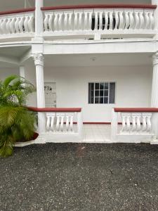 dos bancos frente a un edificio blanco en Quaint Apartment, en Kingston