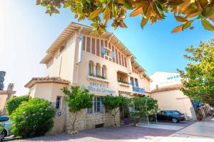 a building with a car parked in front of it at Le Mas des Citronniers in Collioure