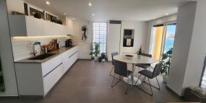 Η κουζίνα ή μικρή κουζίνα στο Sea View And Luxury On The Beach