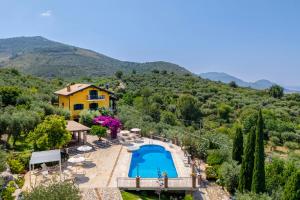 an aerial view of a villa with a swimming pool at Villa La Casetta in Sonnino