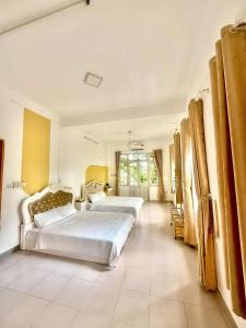 En eller flere senge i et værelse på Color Homestay