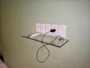 ein Glastisch mit einem Wii-Controller darauf in der Unterkunft Praculá Hotel in Belém + 14 Fotos