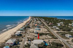 een luchtzicht op een strand met huizen en de oceaan bij Neptunes Palace B-2 in Saint George Island