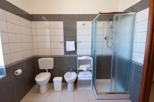 uma casa de banho com um WC e um chuveiro em Residence Sicilia Mare- casa vacanza Scoglitti em Scoglitti