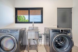 - une buanderie avec 2 lave-linge et un évier dans l'établissement Casa Vale, à Cebadilla