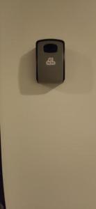 ein schwarzes Objekt auf einer weißen Wand in der Unterkunft Departamento , Ave Paraíso in Cochabamba