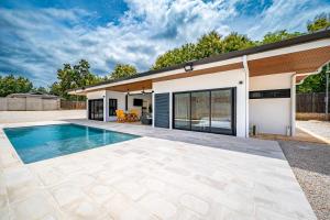 une maison avec une piscine en face d'une maison dans l'établissement Casa Vale, à Cebadilla