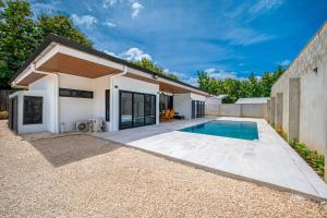 une maison avec une piscine dans une cour dans l'établissement Casa Vale, à Cebadilla