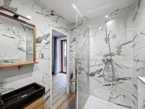 a bathroom with a walk in shower and a sink at T2 plein centre avec balcon 5 min gare à pied in Bellegarde-sur-Valserine