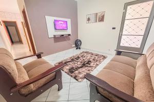 a living room with two couches and a rug at Casa gostosinha perto do centro, ar cond e vaga in Ourinhos