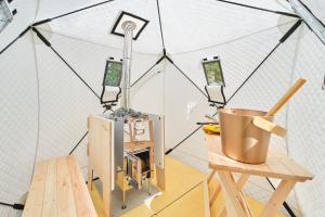 a room with a machine in a tent at テントサウナがある家 余市町 in Kurokawamachi