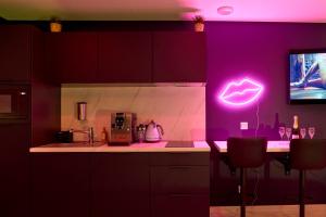Η κουζίνα ή μικρή κουζίνα στο L'Amoria - Suite Romantique moderne avec Jacuzzi & Sauna +55 φωτογραφίες