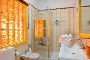 Casa Los Duraznos في Lodero: حمام مع دش وحوض استحمام ومغسلة +25 صورة