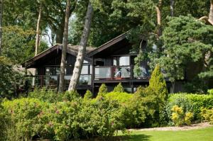 una casa en el bosque con jardín en Rutland Hall Lakeside Lodge Xmas Week, en Oakham