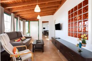 Casa Los Duraznos في Lodero: غرفة معيشة بها أريكة وطاولة