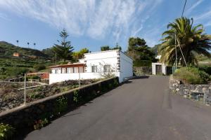 Casa Los Duraznos في Lodero: بيت أبيض صغير على الطريق