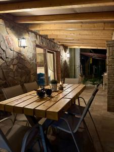 una mesa de madera en una habitación con una pared de piedra en Vila Luna Brașov, en Brasov