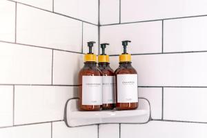 Tres botellas de vino en un estante en la pared del baño. en Short North Convention Private Parking Pet, en Columbus