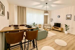 a living room with a table and a dining room at Ideale Stadtwohnung in Siegen Parkplatz WLAN Autobahn in Siegen