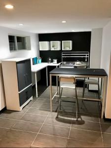 a kitchen with a table and chairs in a room at Appartement au calme, à 15 min de Montréal in Longueuil