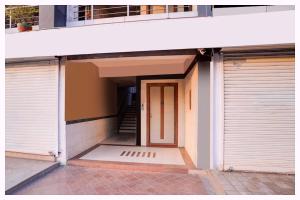 wejście do budynku z dwoma drzwiami garażowymi w obiekcie Hotel Park-Resort Bhubaneshwar Near Railway Station - A Premium Hotel Lift Facilites And Parking ,wifi - Fully Air Conditioning Luxury Room w mieście Cuttack