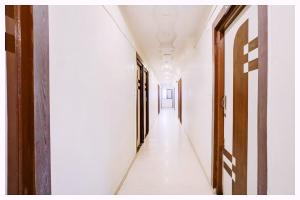 pusty korytarz w budynku z białymi ścianami i sufitami w obiekcie Hotel Park-Resort Bhubaneshwar Near Railway Station - A Premium Hotel Lift Facilites And Parking ,wifi - Fully Air Conditioning Luxury Room w mieście Cuttack