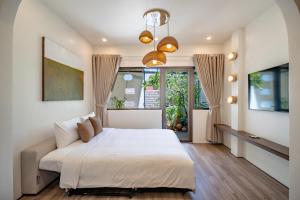 Ένα ή περισσότερα κρεβάτια σε δωμάτιο στο Casa De Lua Hoi An