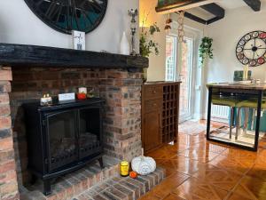 ein Wohnzimmer mit einem Kamin und einer Uhr an der Wand in der Unterkunft On Yarm High Street Great for Couples Families and Business Travel in Yarm