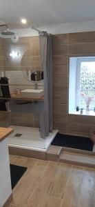 Kuchyň nebo kuchyňský kout v ubytování Atelier des Rêves, gîte pour deux personnes avec spa près de la mer + 18 fotografií