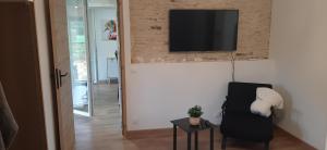 TV a/nebo společenská místnost v ubytování Atelier des Rêves, gîte pour deux personnes avec spa près de la mer