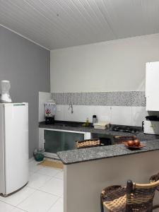 MartinsにあるCasa na Serra de Martins-RNのキッチン(冷蔵庫、カウンタートップ付)