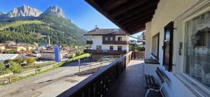 un balcón de una casa con vistas a la montaña en Casa Scacciapensieri, en Meida