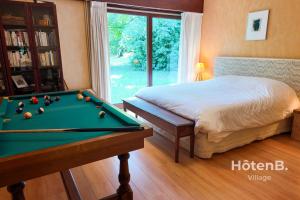 Biliár nebo kulečník v ubytování Villa Les Chabannes Pool Billiards & Leisure