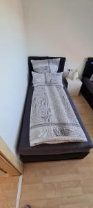 a bed in a room with a black mattress at Hinter-Apartments West in Rohrbach