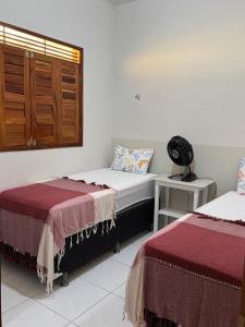 MartinsにあるCasa na Serra de Martins-RNのベッド2台と窓のある寝室