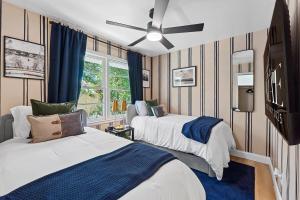 una camera da letto con due letti e un ventilatore a soffitto di New 5 Star Luxury Putting Green Hot Tub EV Fire Pit 5Min From The Masters ad Augusta