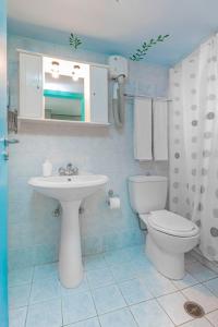 Koupelna v ubytování Haraki De Sol Beach Apartments