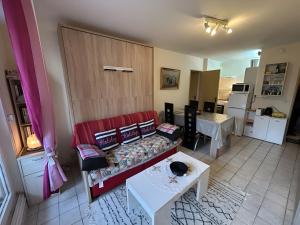 O zonă de relaxare la Appt Rez-de-jardin